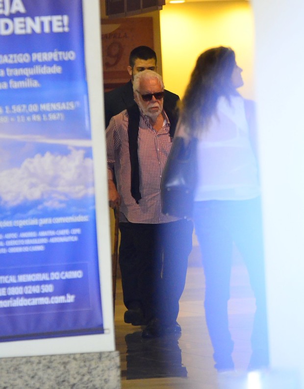 Famosos vão ao velório de Pedro Almeida, filho de Manoel Carlos