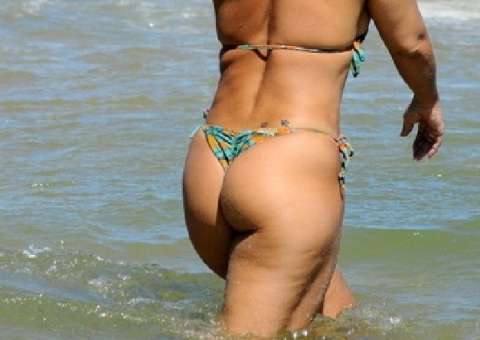   Viviane Araújo exibe celulite na praia com o namorado