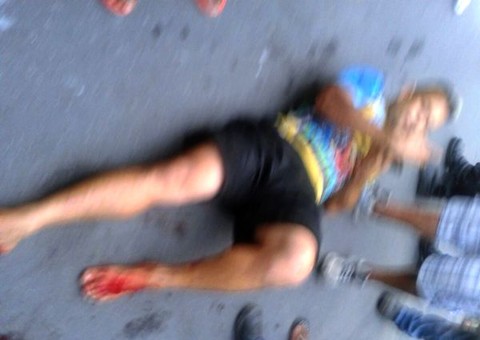 Dupla em moto é alvejada por disparos