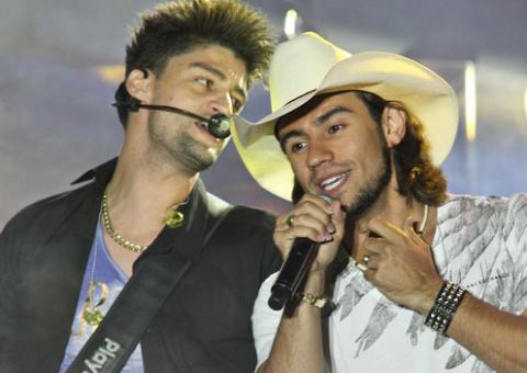 Munhoz e Mariano revelam que estão há 90 dias longe de casa