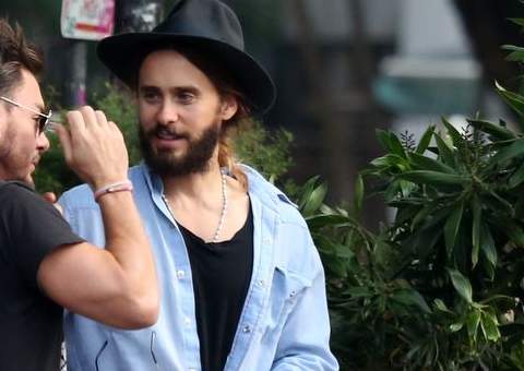 Vocalista da 30 Seconds to Mars, Jared Leto passeia pelo Rio e é cercado por fãs