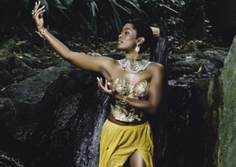  Linda! Antes do Carnaval, Erika Januza faz ensaio inspirado em Oxum