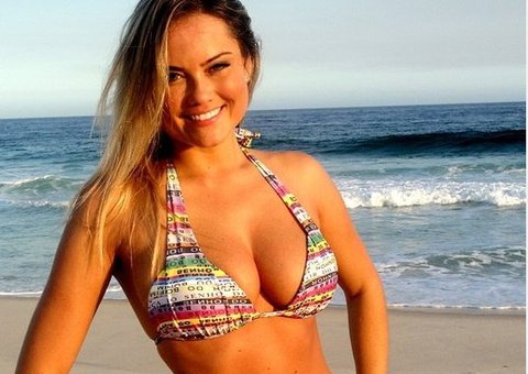 Ellen Rocche exibe corpão sarado e recebe cantada 