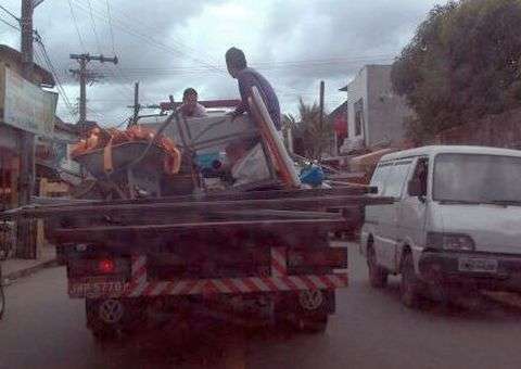 Transporte inseguro na carroceria coloca vida em risco