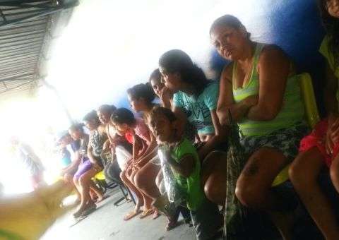 Pais dormem na fila para garantir matrícula em escola no Armando Mendes