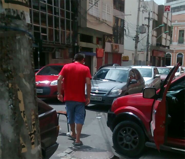 ‘Dono da rua’ cobra estacionamento no centro