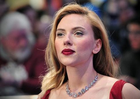 Scarlett Johansson apresenta filha recém-nascida, Rose