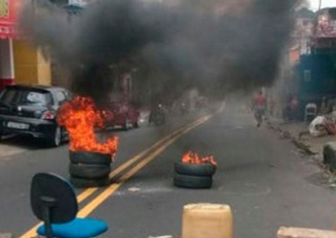 Na Compensa, moradores protestam por falta de água