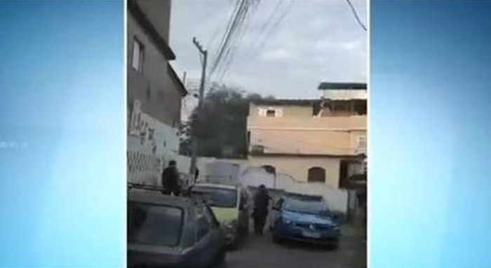 PM de UPP manda recado para traficantes: "Se botar boca de fumo,vai morrer"