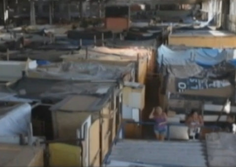 Fábrica abandonada vira favela no Rio de Janeiro 