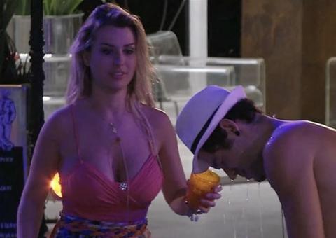 Fernanda joga bebida em Nasser e André se irrita