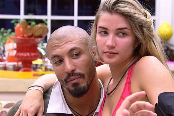 BBB 15: Clima esquenta e Aline transa com Fernando debaixo do edredom