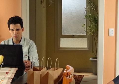 Ator de Sangue Bom nega que tenha sido cantado por diretor