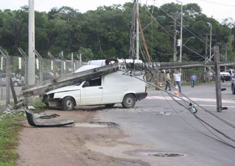 Fiorino derruba três postes e danifica passarela no Distrito Industrial