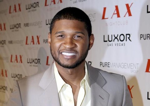 Cantor americano Usher mostra ferimento em rede social após briga