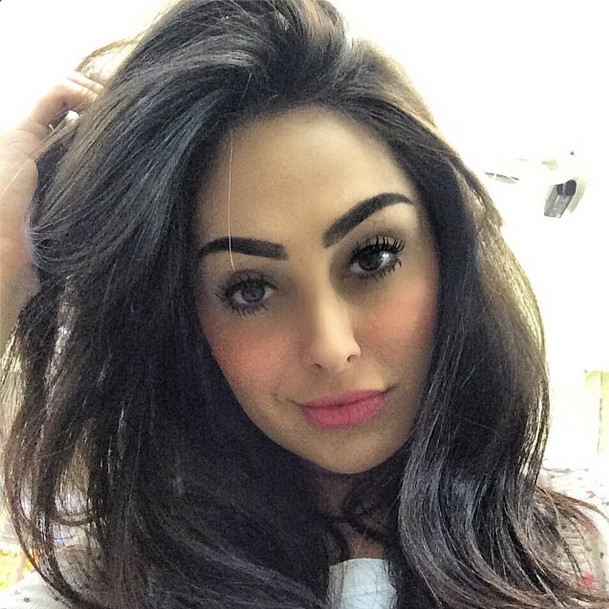 Ex-BBB Francine posta foto nua para mostrar que está magra