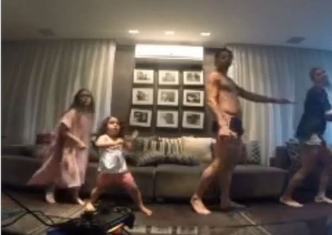 Jogador Fred arrasa dançando de sunga em vídeo