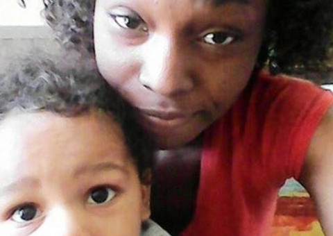 Mãe mata filho sufocado e posta foto do cadáver no facebook  