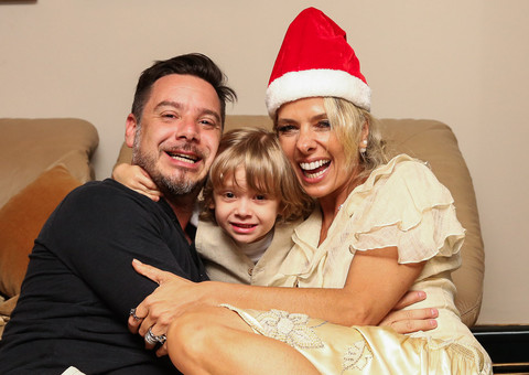 Natal adiantado, Galisteu comemora festa natalina com a família em São Paulo 