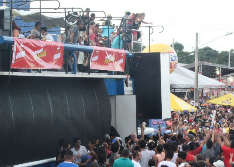 Carnaboi, bandas e blocos animam cidade nesta segunda-feira de Carnaval