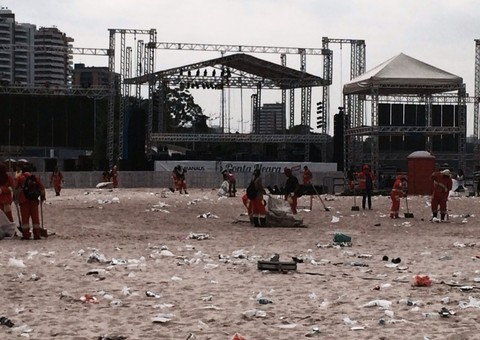 Depois do Révellion 500 garis entram em ação pra deixar tudo limpo