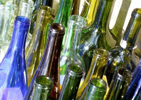 Bebidas em garrafas de vidro e espetos de churrasco são perigosos
