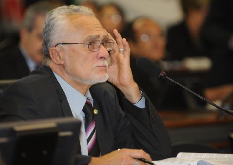 Genoíno renuncia, mas mantém pedido de aposentadoria