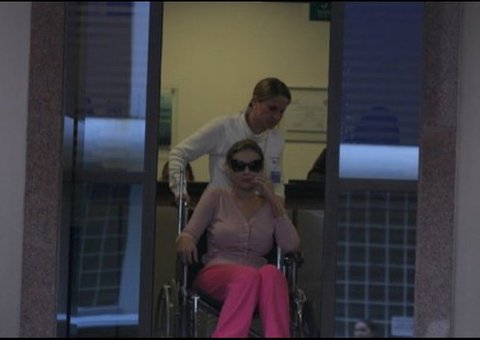 Andressa Urach deixa hospital de cadeira de rodas