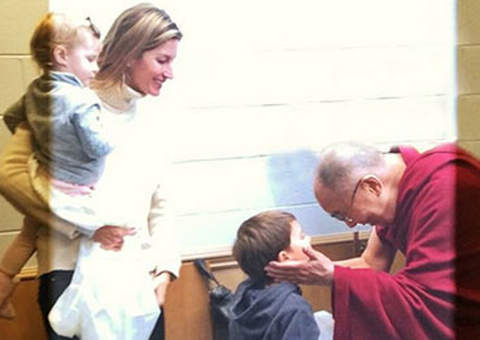 Gisele Bündchen e seus filhos encontram Dalai Lama