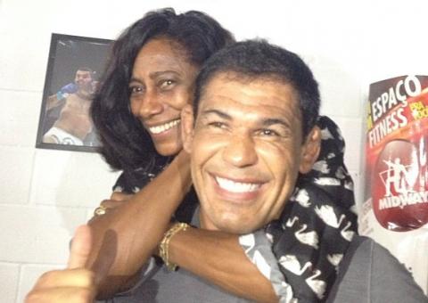 Glória Maria dá golpe mata-leão em Minotauro