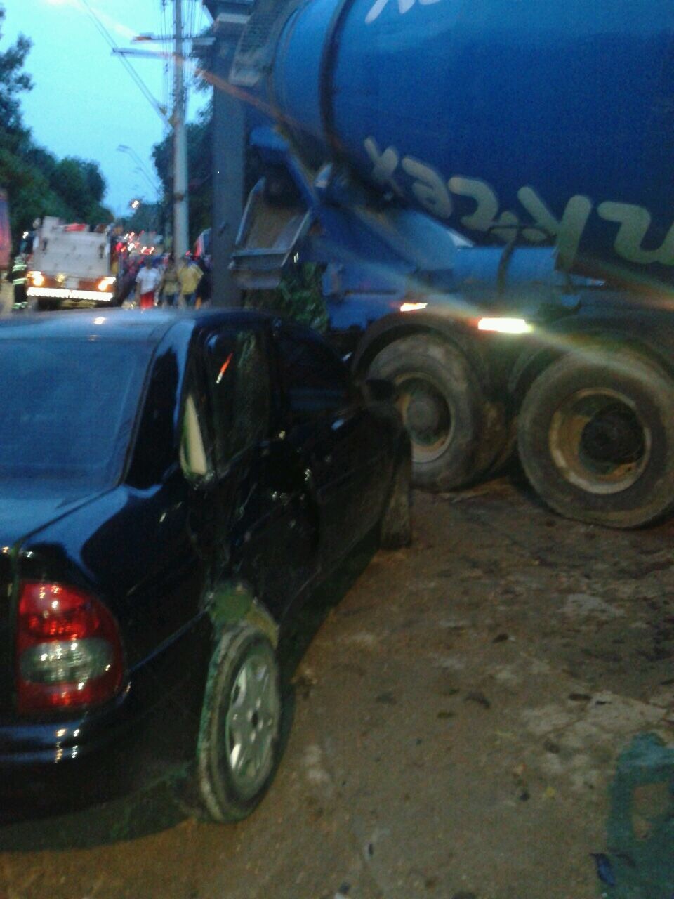 Gol bate de frente com betoneira