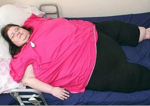 Mulher morre de tanto comer 