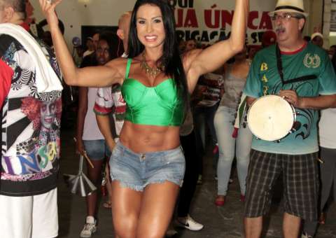  Com Belo, Gracyanne Barbosa treina o samba no pé no ensaio da X9