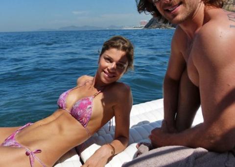  Grazi Massafera exibe barriguinha sarada ao lado de galã