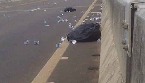 Ponte Rio Negro vira lixeira