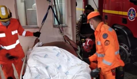 Homem com 250 kg morre após ficar 8h em ambulância esperando atendimento