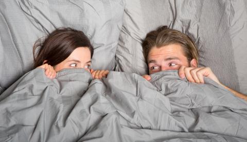 Casais que assistem TV juntos fazem mais sexo