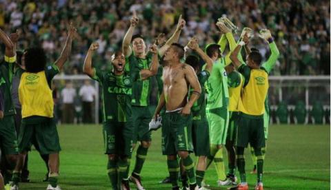 Avião da Chapecoense sofre acidente em viagem para Colômbia