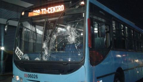 Ônibus é quebrado durante protesto por morte de mulher em Manaus