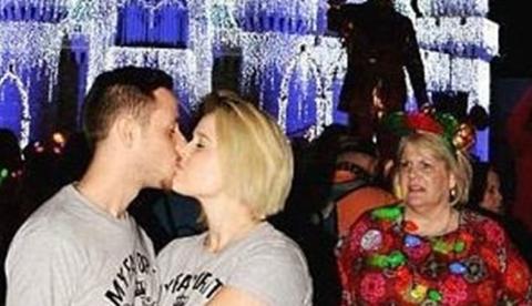 Olhar reprovador estraga foto romântica do casal