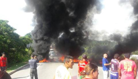 Manifestantes interditam BR-174 e trânsito fica caótico