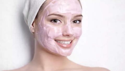 Iogurte para o rosto: quais os benefícios do ingrediente presente em máscaras caseiras?