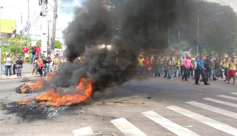 Fogo, tiro e confusão marcam protesto de taxistas e mototaxistas em Manaus