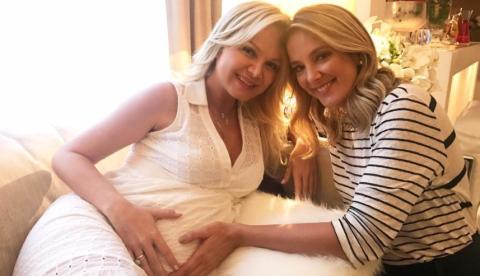 Eliana aparece em primeira foto durante repouso em chá da filha Manuela