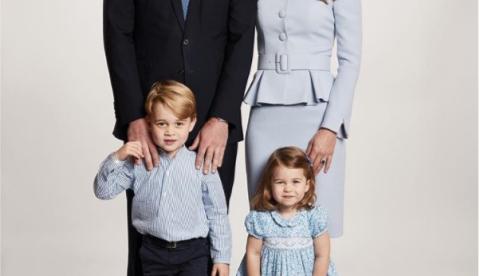 Príncipe George e princesa Charlotte esbanjam fofura em foto de Natal