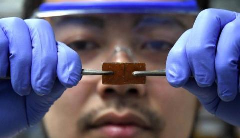 Cientista descobre acidentalmente vidro que se regenera