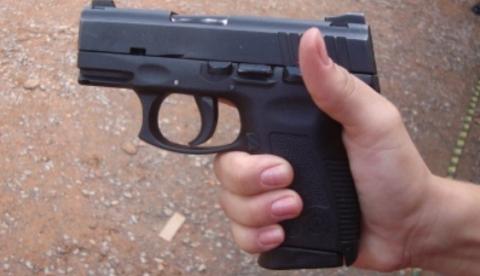 Pistola e insígnia da Polícia Civil são encontradas dentro de lixeira em Manaus