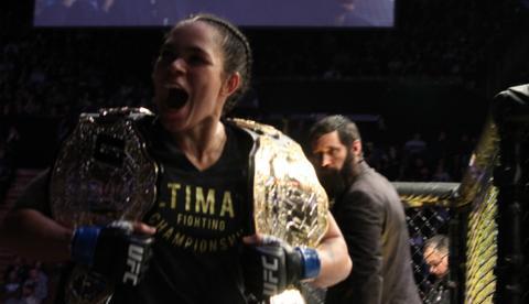 Em poucos segundos, Amanda nocauteia 'Cyborg' e se torna primeira campeã de duas categorias