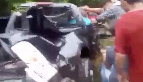 Desesperados, populares tentam tirar vítimas de ferragens após grave acidente na AM-010