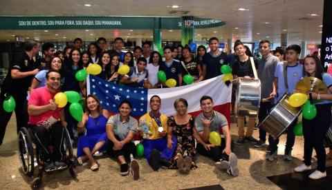 Bicampeão mundial de paralterofilismo é recebido com festa em Manaus 
